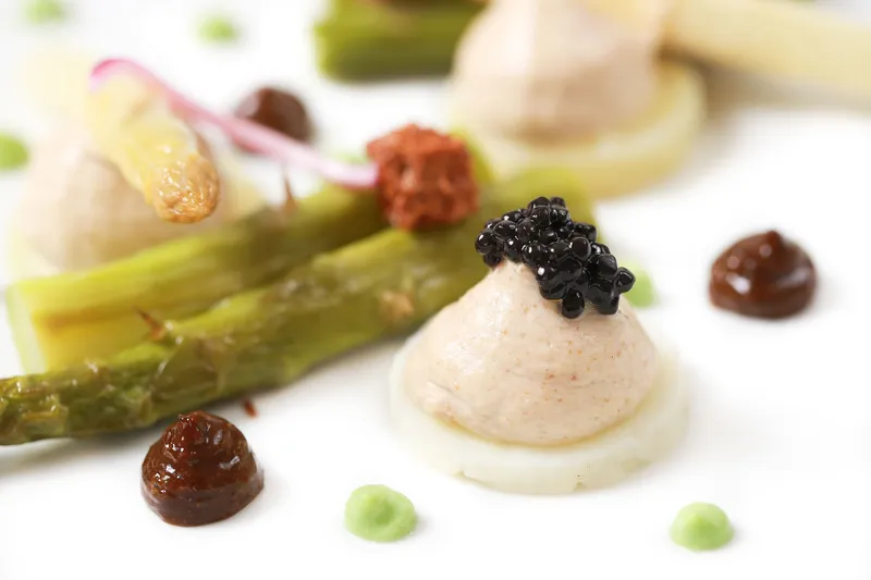 Asperges, caviar de rogue de hareng fumé, aïoli d'ail noir — Plat du restaurant Le Pastel Toulon