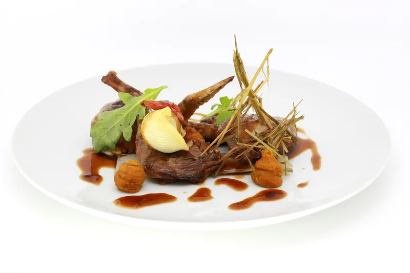 Autour du pigeon son suprême rôti, sa cuisse confite, sa crépinette, jus au foin — Plat du restaurant Le Pastel Toulon