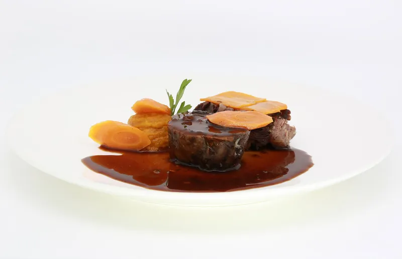 Boeuf confit, l'un au vin rouge, l'autre au thé, feuille de carotte, espuma de pomme de terre — Plat du restaurant Le Pastel Toulon