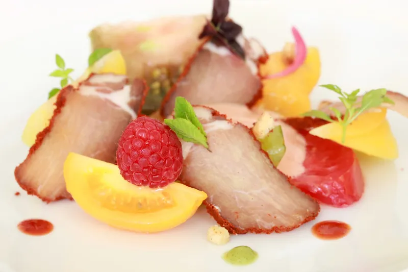Carpaccio de porc salé séché au paprika, tomates multicolores, espuma framboise2 — Plat du restaurant Le Pastel Toulon