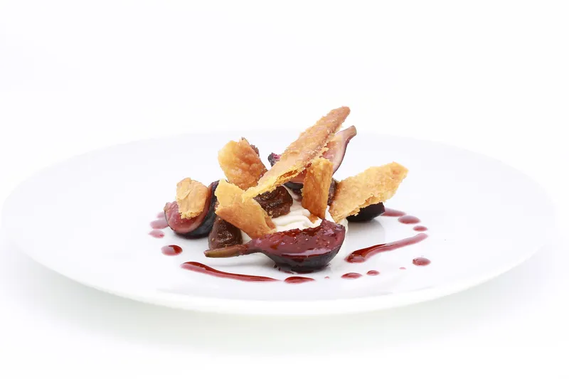 Fines arlettes, figues pochées au vin rouge et romarin, mascarpone aux épices douces, gel de vin rouge — Plat du restaurant Le Pastel Toulon