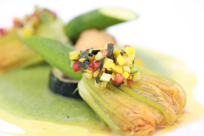Fleurs de courgettes farcies d'une mousseline aux herbes, tartare de courgette, curry citron — Plat du restaurant Le Pastel Toulon