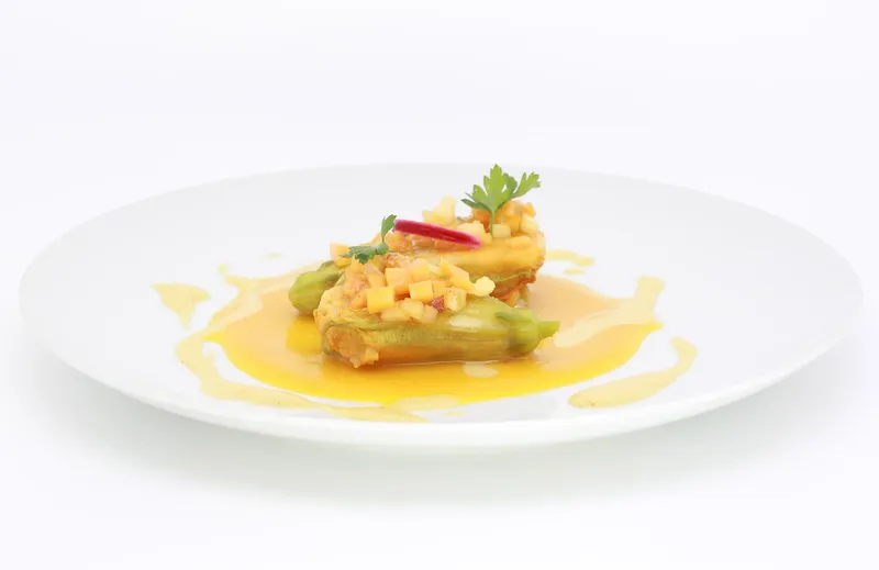 Fleurs de courgettes farcies d'une purée de potiron au tandoori, orange — Plat du restaurant Le Pastel Toulon