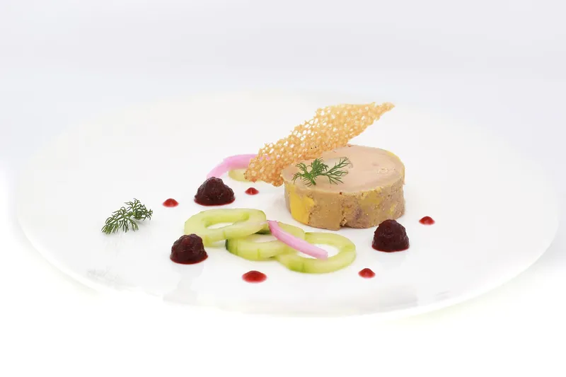 Foie gras de canard mi cuit au maquereau fumé, betterave, concombre — Plat du restaurant Le Pastel Toulon