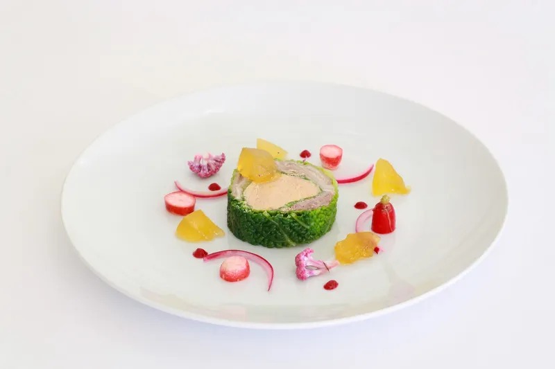 Jarret de porc confit longuement et foie gras en feuille de chou, pastèque blanche — Plat du restaurant Le Pastel Toulon
