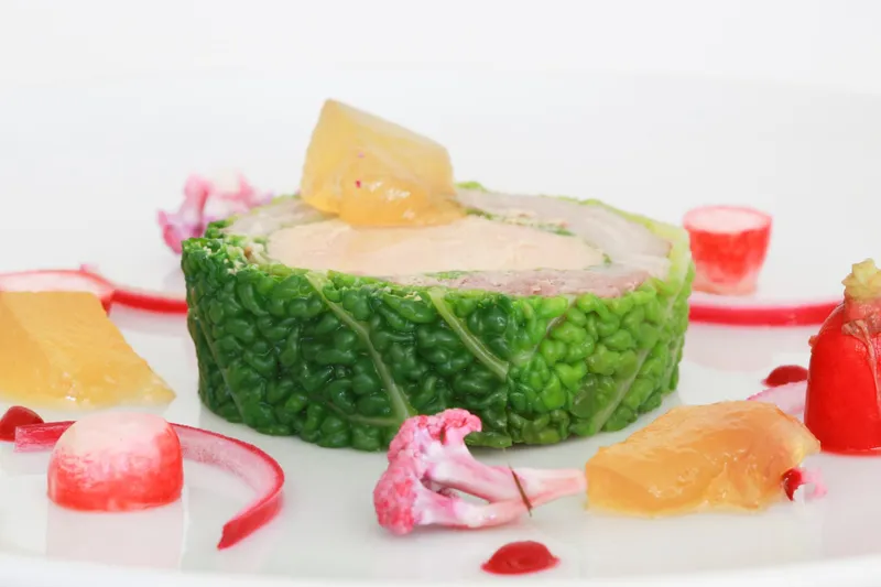 Jarret de porc confit longuement et foie gras en feuille de chou, pastèque blanche — Plat du restaurant Le Pastel Toulon