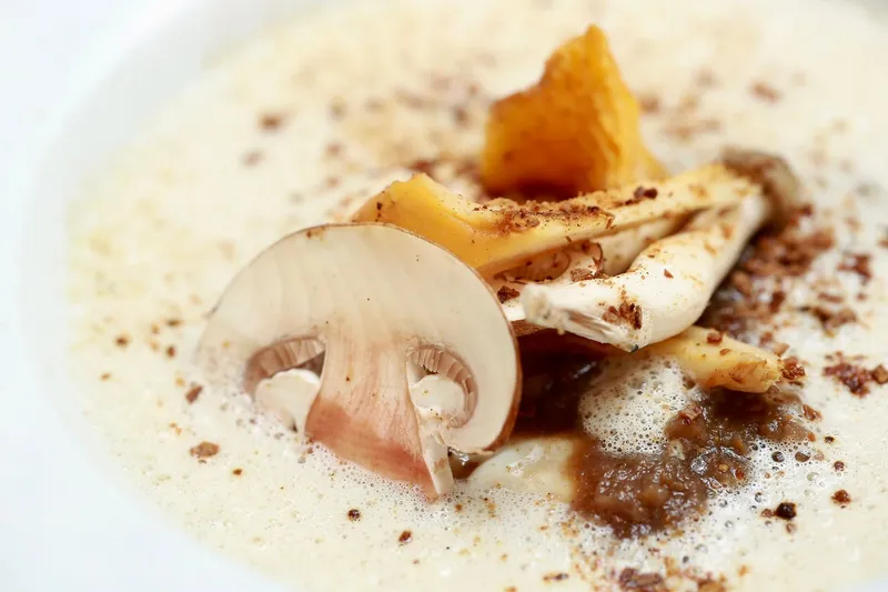 Oeuf cuit basse températur, purée de panais au lard, émulsion de champignons, jus de café, — Plat du restaurant Le Pastel Toulon