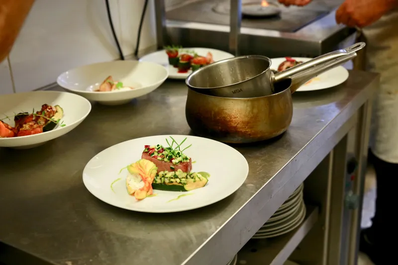 En cuisine au restaurant Le Pastel Toulon — Préparation par Bruno Chastagnac, Le Pastel Restaurant Toulon