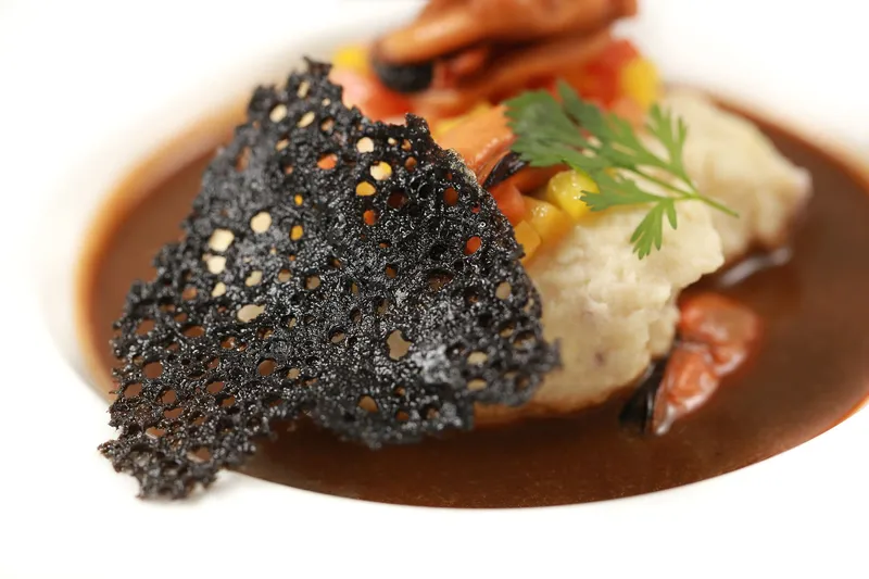 Quenelles de seiche au naturel, soupe de favouilles — Plat du restaurant Le Pastel Toulon