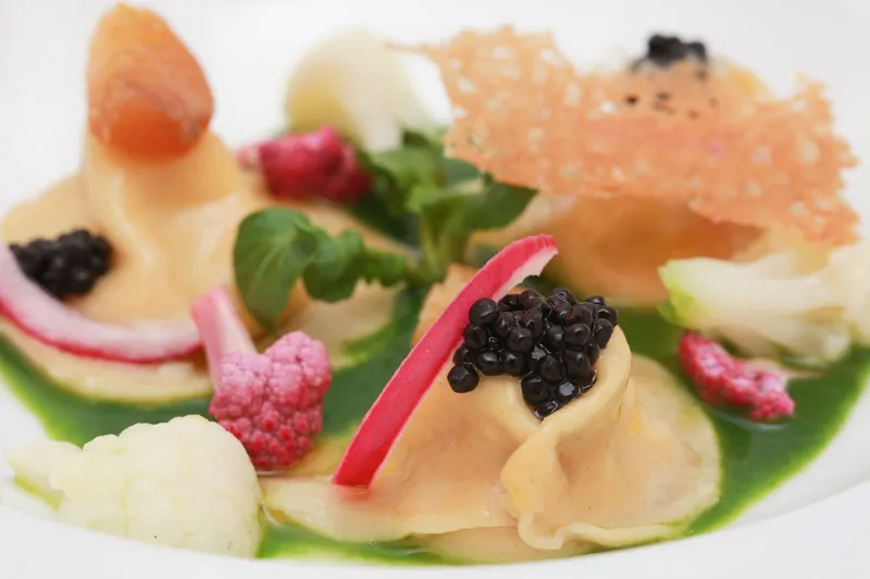 Ravioles de Hareng fumé, pomme de terre, jus de cresson — Plat du restaurant Le Pastel Toulon