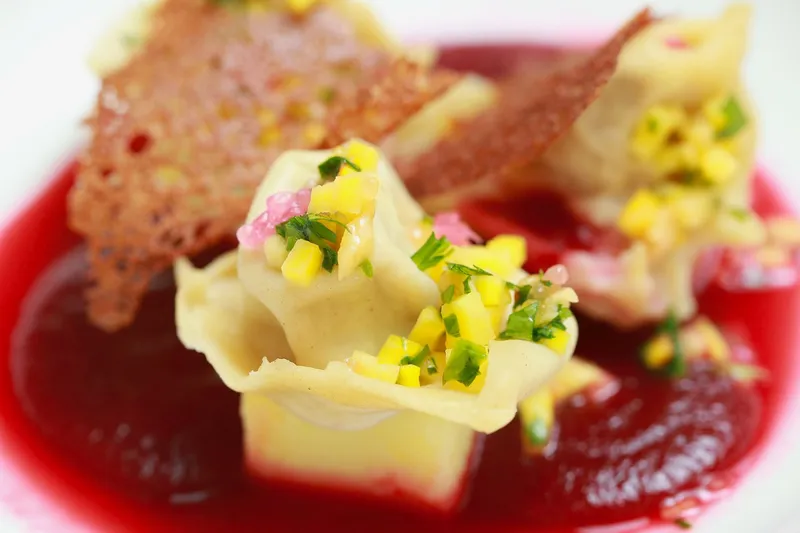 Ravioles de maquereau fumé servies froides, gingembre, citron caviar, gaspacho de betterave, — Plat du restaurant Le Pastel Toulon