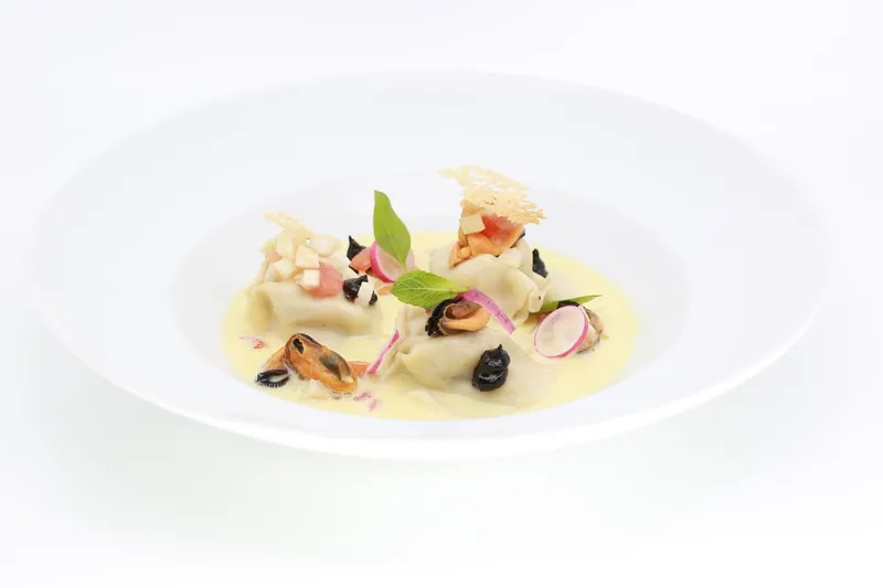 Ravioles de moules de Tamaris au basilic servies froides, émulsion d'aïoli aux coquillages, — Plat du restaurant Le Pastel Toulon