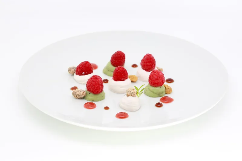 Salade de framboises, gel de vinaigre balsamique, mascarpone à la rose, pistaches grillées — Plat du restaurant Le Pastel Toulon