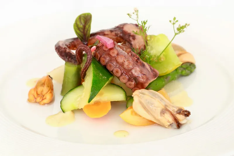 Salade de poulpe fumé, moules de Tamaris, légumes de saison, aîoli citron curry — Plat du restaurant Le Pastel Toulon