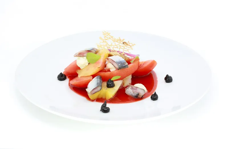 Sardines marinées au citron caviar, tomates multicolores, brousse à la menthe, aigre-doux poivron framboise — Plat du restaurant Le Pastel Toulon