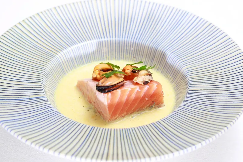 Saumon rôti, marinière de moules au safran, légumes d'automne. Page 2 — Plat du restaurant Le Pastel Toulon