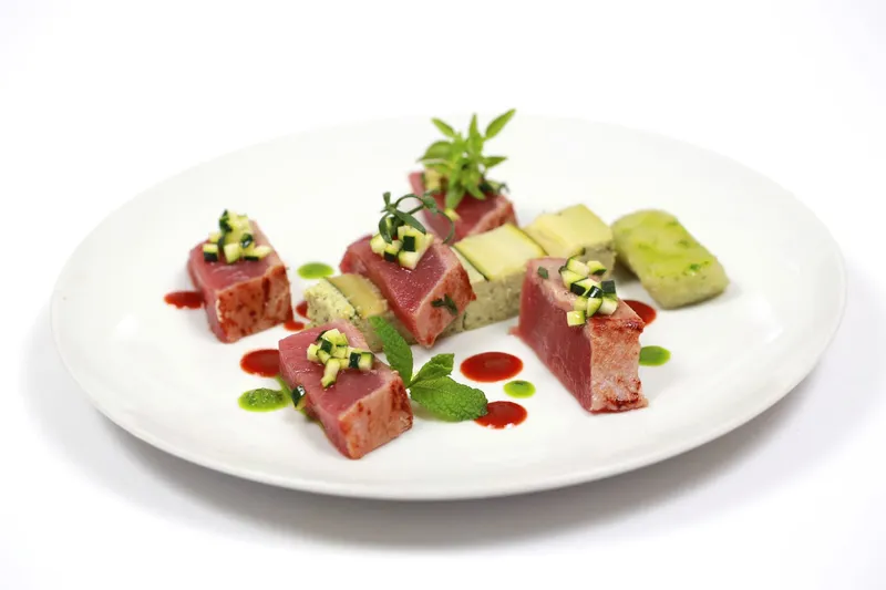 Thon Albacore juste saisi, courgettes fondantes — Plat du restaurant Le Pastel Toulon