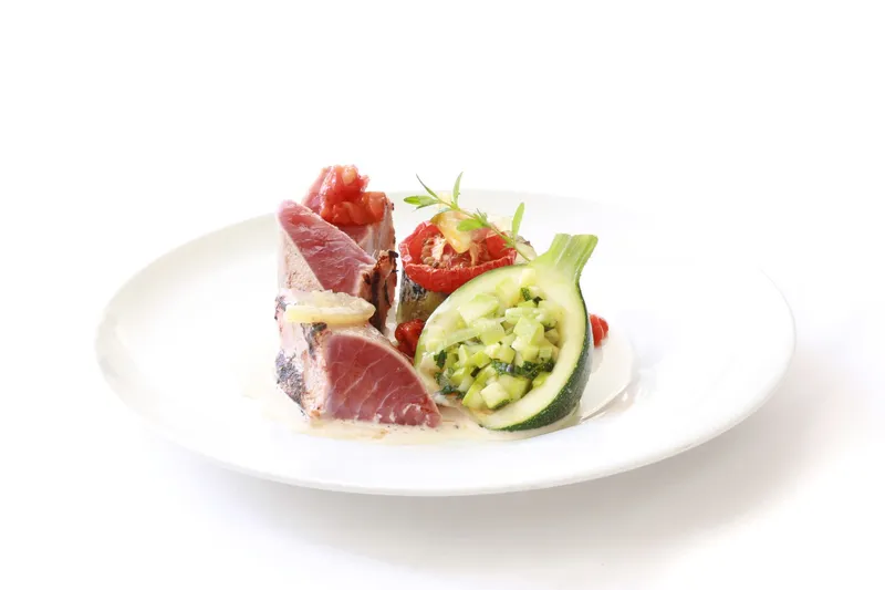 Thon Albacore mi-cuit, poivron framboise, courgette farcie d'une compotée de légumes de Provence — Plat du restaurant Le Pastel Toulon
