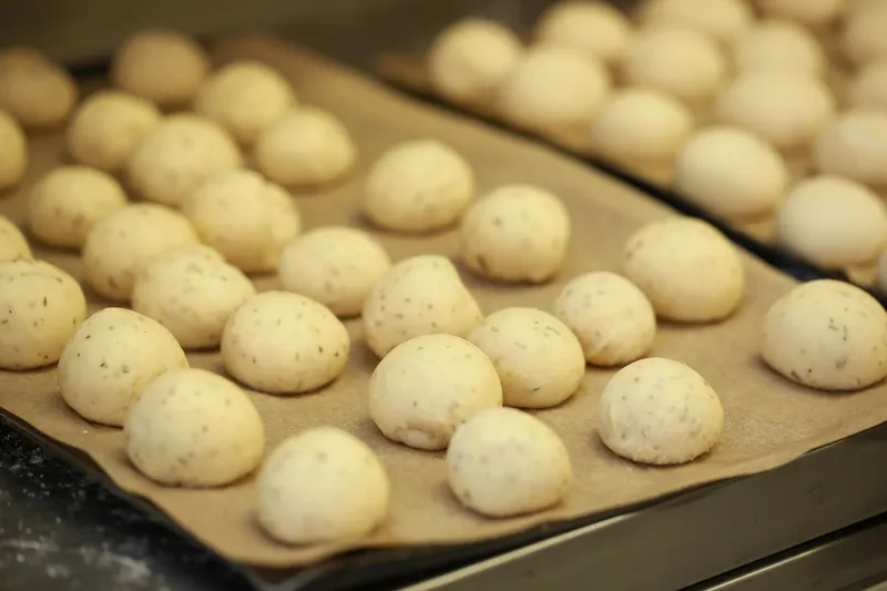 En cuisine au restaurant Le Pastel Toulon — Toujours le pain maison de Bruno !